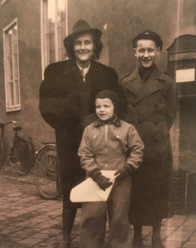 Astrid s dtmi Larsem a Karin ped domem na ulici Vulcanusgatan, asi 1940 (ukzka z knihy)