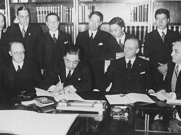 25. listopadu 1936 v Berln mezi Tet  a Japonskem. Zhruba o rok pozdji 6. listopadu 1937 se k paktu pipojila i Itlie. Za Nmecko podepsal ministr zahrani Joachim von Ribbentrop, za Japonsko vyslanec Muanokoji Kintomo. Na dobu pti let se ob 