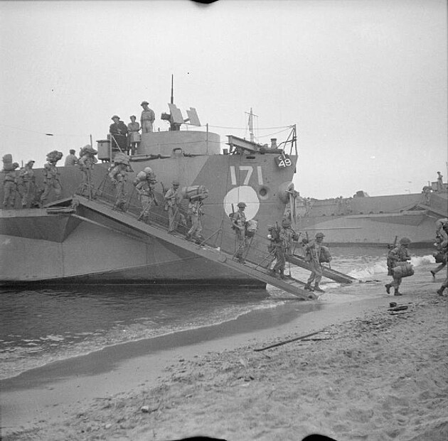 Britt vojci vystupuj z lodi na italsk beh