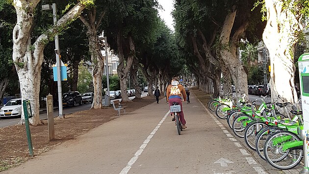 Stejn prostor pro cyklisty jako pro chodce.