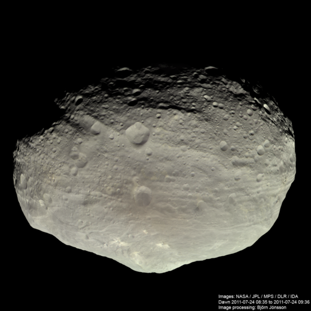 Fotografie asteroidu Vesta sloen ze snmk pozench 24. 7. 2011 sondou Dawn ve tech barvch (RGB). Ukazuje, e asteroid moc barevn nen.