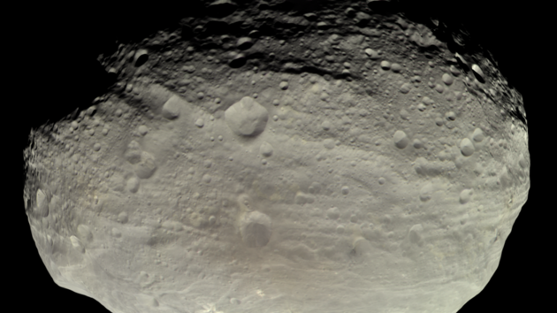 Fotografie asteroidu Vesta sloen ze snmk pozench 24. 7. 2011 sondou Dawn ve tech barvch (RGB). Ukazuje, e asteroid moc barevn nen.