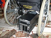 Náhradní zdroj energie (UPS) pod vozíkem - jen tak bylo možné s dýchacím přístrojem "z postele".