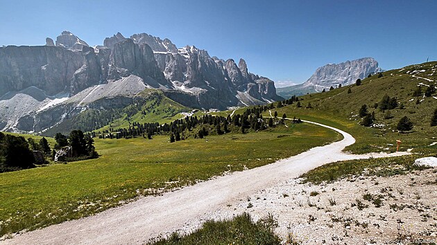 Vhled od Jimmi Htte k Passo Gardena, vlevo Gruppo di Sella, vpravo Sassolungo