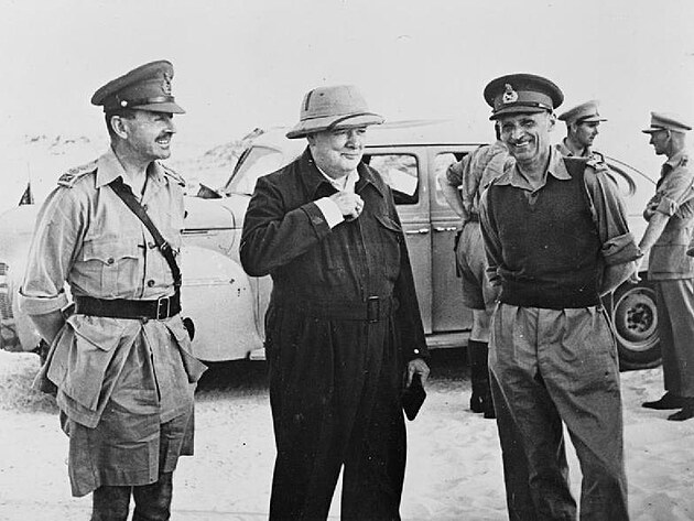 Vlevo americk generl Alexander, uprosted britsk ministersk pedseda Churchill a vpravo britsk generl Montgomery