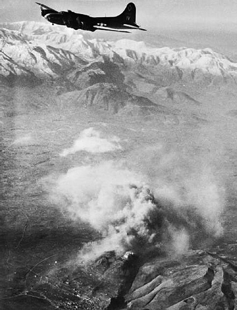Spojeneck letadlo prv shodilo nklad bomb na klter Monte Cassino