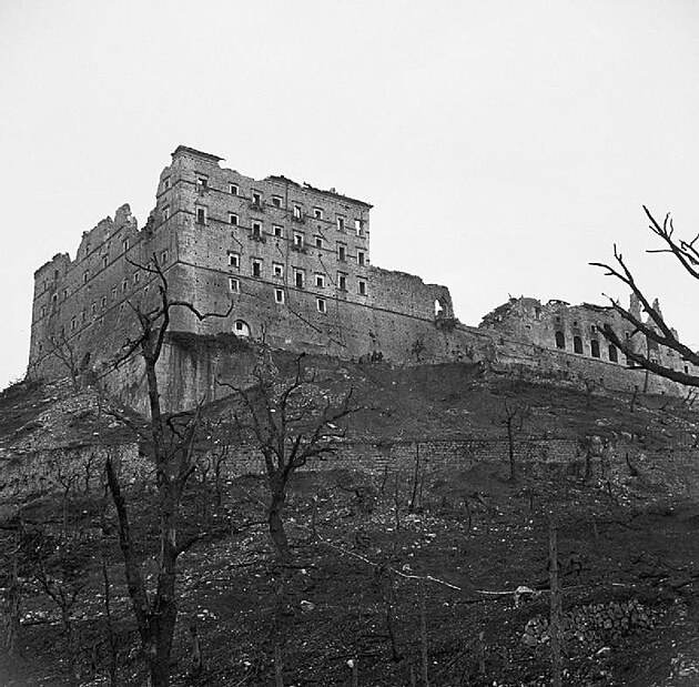 Jedin zbyl stna kltera Monte Cassino po bombardovn