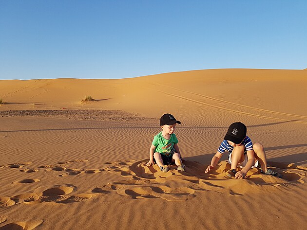 Spokojen dti (2 a 4 roky) na velkm pskoviti jmnem Sahara, jen pr kilometr od hranic s Alrskem