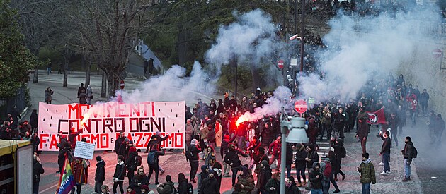 Macerata ... antifa zneuctili mrtv z foibe zpvem, ze kterho zn frze jak  jsou foibe krsn ... (ve foibe zemelo tisce ital)