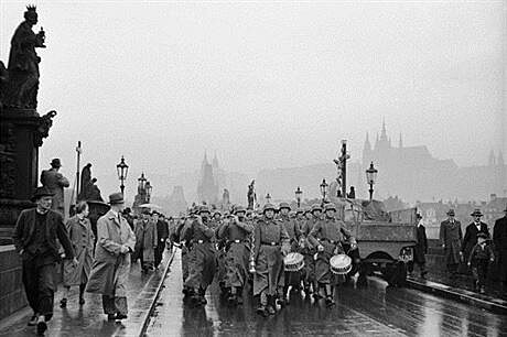 Nmet vojci v beznu 1939 v Praze na Karlov most.