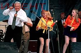K totlnmu a povechnmu rozkladu, rozprodn nrodnch zdroj a tm zdevastovn Ruska dolo bhem dn mafinskho reimu Borise Jelcina.