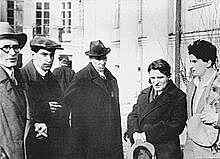 Valentin Katajev a Michail Bulgakov (druh a tet zleva) na pohbu Vladimra Majakovskho