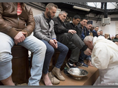 Pape na kolenou myje a lb nohy 12ti vzm ... 8 z nich jsou cizinci a 2 jsou muslimov