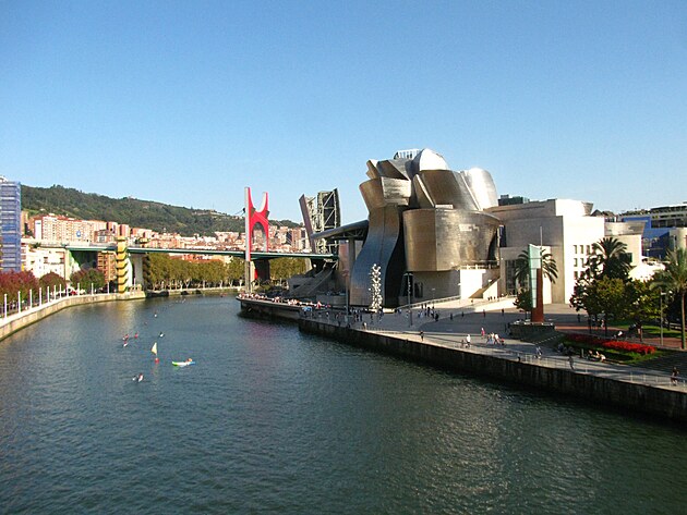 Guggenheimovo muzeum pi pohledu z Puente Pedro Arrupe