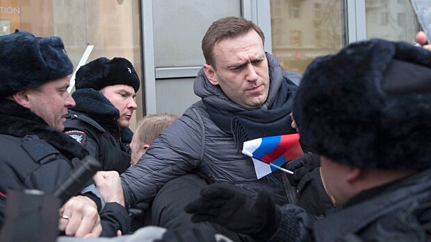Alexej Navalnyj zadrovn ruskou polici.