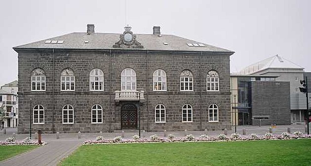 Zdroj: https://upload.wikimedia.org/wikipedia/commons/8/80/Reykjavik_%28parlamento%29.jpg