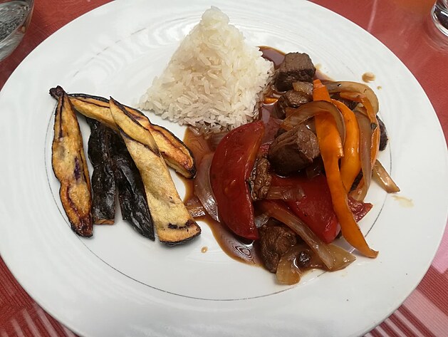 Lomo Saltado - klasick perunsk pokrm kombinujc prvky asijsk kuchyn