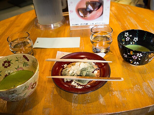 Dali jsme si tradi�n� Matcha �aj a zvl�tn� �el� z r��ov� mouky a zelen�ho �aje.