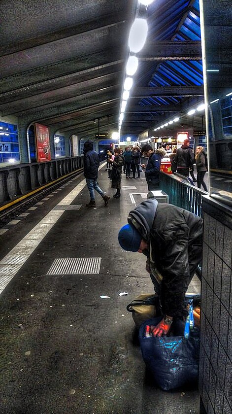 Zastvka metra Kottbusser Tor m daleko k istot i pedstav bezpenho nstupit.