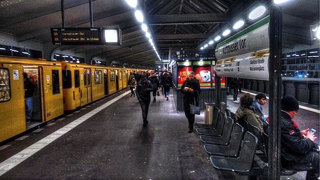 Vzhled souprav metra Berlna a bn ruch v jejich stanicch, kdy nen dopravn pika. Od Prahy se to fotografiemi li minimln.