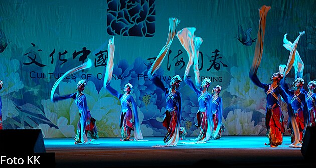 Vlaj�c� ruk�vy pat�� k tradici tibetsk�ch tanc�