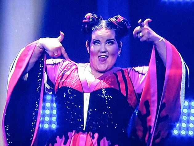 Co tahle holja umí s palcema...