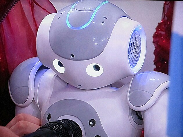 Dan Marino naprosto poprve uvedli na eurosongové klání robota. Zde jeho detail. Nezabralo to vůbec...