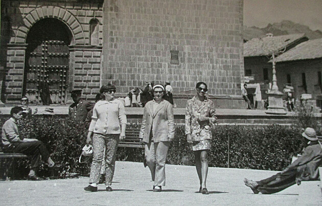 Zleva: j, mma a dcera pana Lpeze Mariana na nmesti v Cusku