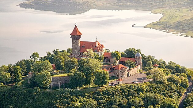 Hrad Hnvn. Prvn zmnka o hradu je z roku 1248, dnes hrad slou jako hotel s restaurac. Krom vhledu z ve nebo nvtvy hvzdrny zde na vs ek i zitkov expozice o ivot alchymisty Edwarda Kelleyho.