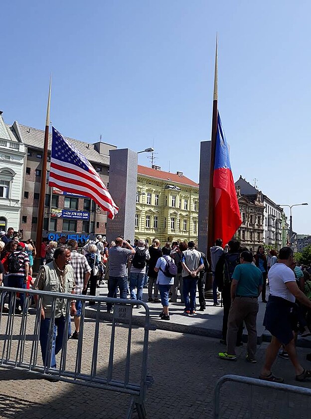 Památní Díky Ameriko je opět na svém místě.