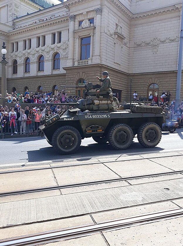Průjezd americké vojenské techniky v konvoji svobody