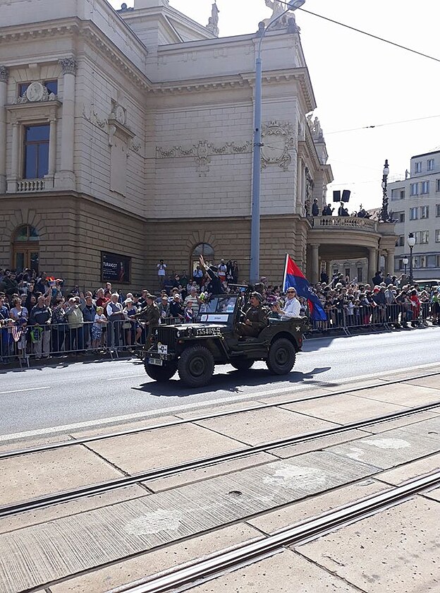 Lidé nadšeně zdraví amerického válečného veterána.