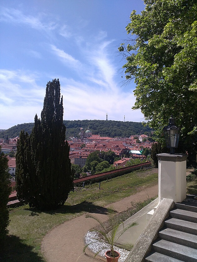 Pohled na Malou Stranu s chrmem sv. Mikule. Na obzoru Petn s rozhlednou.