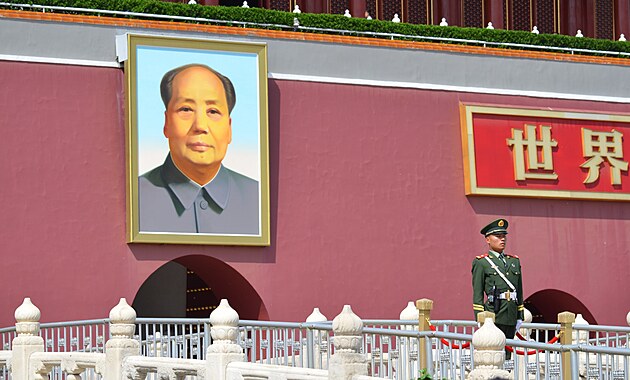Bez pandy a velkho vdce se nvtva Pekingu neobejde (na obrzku Mao)