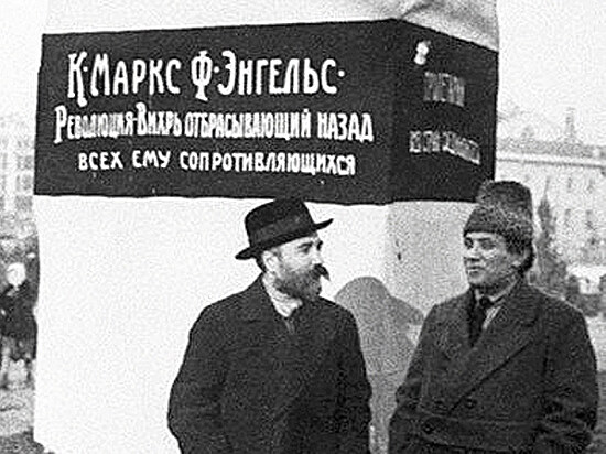 L. B. Kamenv a G.J. Zinovv pod sochami K. Marxe a B. Engelse na Rudm nmst.