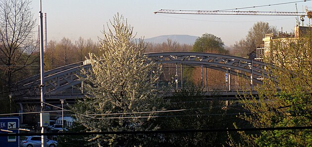 Pklad obloukovho mostu - Skorv most v Ostrav, v pozad hora Smrk v Beskydech