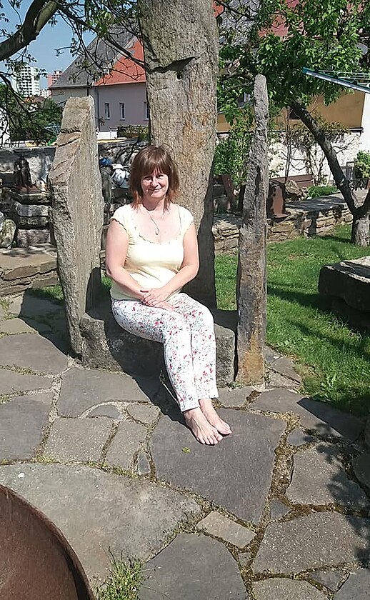 Auorka blogu na keltském trůně na zahradě u Melounů