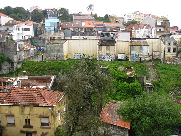 tvr Leal z balkonu domu, kter je na Rua de Fonseca Cardoso