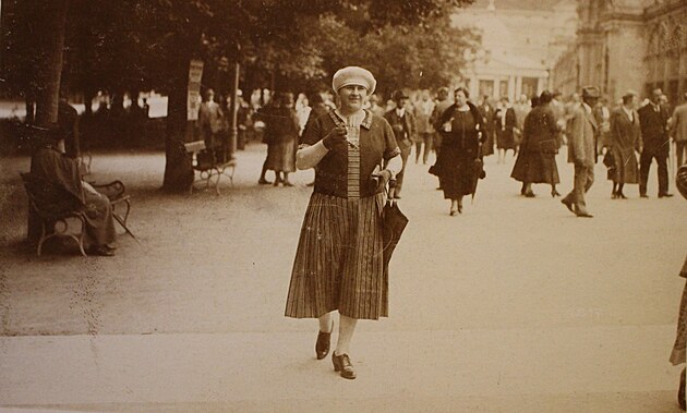 Jaksi Adele Hoffmann na marinskolzesk promend - pohlednice z r. 1926