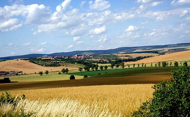 Letn krajina (vzadu Nsedlovice)