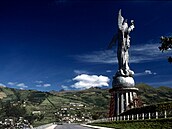 Quito, socha nad mstem