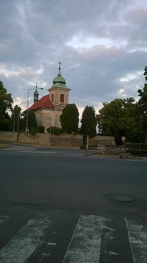 začátek aleje u kostela