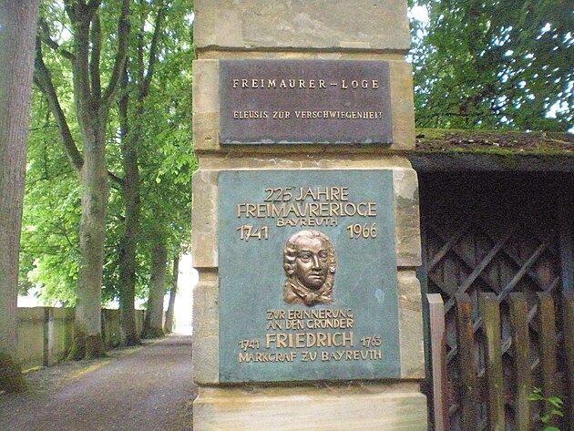 Pamt deska bayernskho markrabte Friedricha na sloupku oplocen zahrady Richarda Wagnera