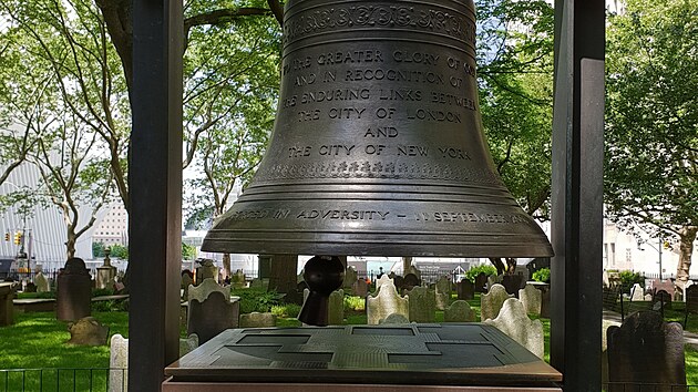 Bell of Hope (Zvon nadje) daroval kostelu k vro tragdie v roce 2002 londnsk starosta a arcibiskup z Canterbury, zvon se na nj jednou ron 11. z.
