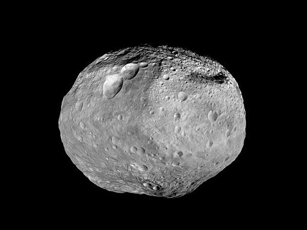 Asteroid Vesta na snmku pozenm sondou Dawn, kter jej studovala v letech 2011 a 2012.