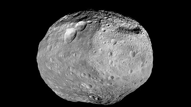 Asteroid Vesta na snmku pozenm sondou Dawn, kter jej studovala v letech 2011 a 2012.