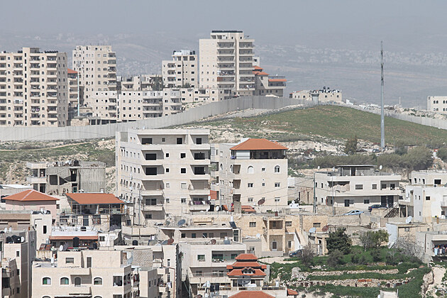 Pohled z Hebrejsk univerzity na izraelskou bariru, Jeruzalm.