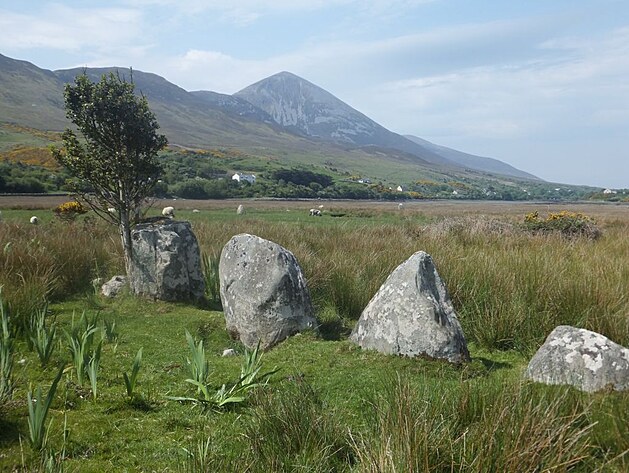 Archeologick� �ipky v�s p�ivedou i k menhir�m na pob�e��. V pozad� Croach Patrick.