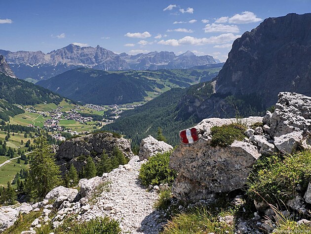 Znaen stezka .29, dole v dol Colfosco a Corvara