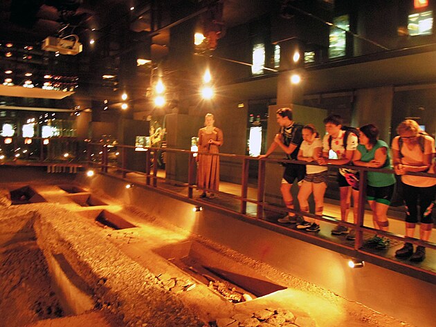 Krytá budovy s hroby a se základy jednoho z 12 tehdejších kostelů